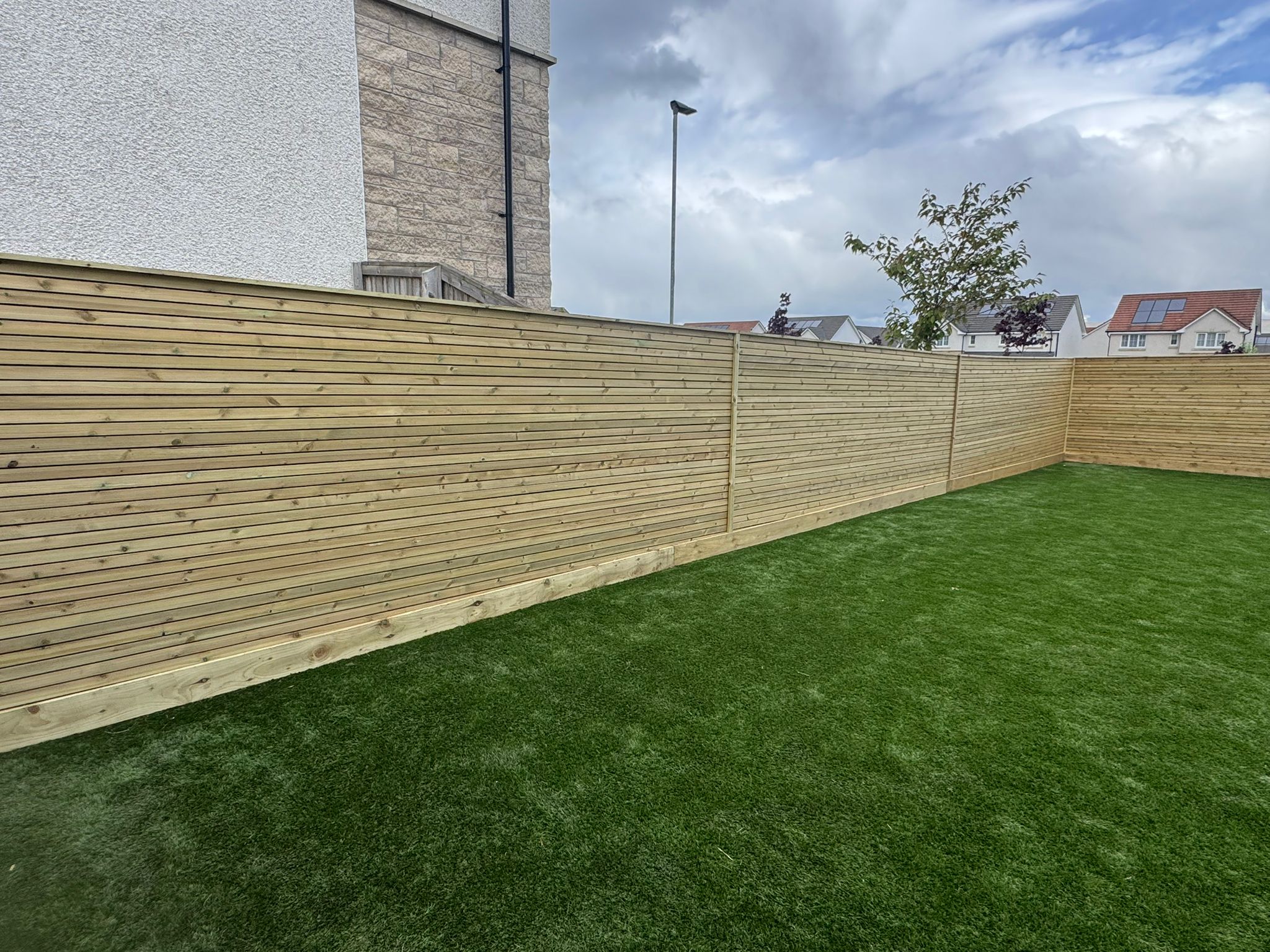 Contemporary horizontal fencing Glasgow by Lenzie Landscapes